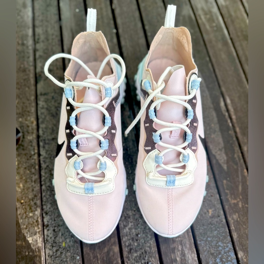 Nike react women's shoes sneakers
Size 8